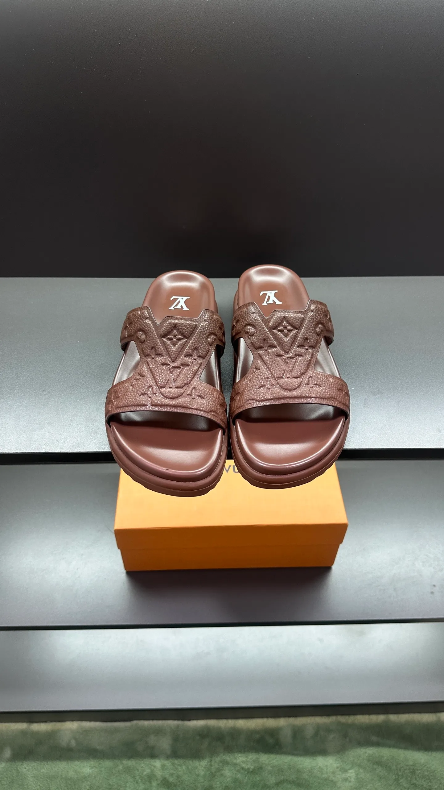 P300 🔍Top purchasing agent LV men's spring and summer slippers counter synchronized. The upper is made of cowhide fabric imported from Italy, with logo graphics and high-quality craftsmanship. The sole is: the original sole provided by the original factory. The exclusive molded sole is super comfortable. The original factory follows the order. 🔍🔍High quality. You can enter and exit the counter at will. Welcome to compare. Size 38-45